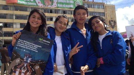 Youths await the arrival of Nairo Quintana in Tunja on 15 August 2013