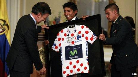 Nairo Quintana hands the president his jersey