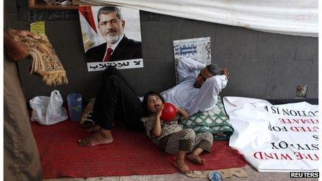 Father and daughter rest at a protest camp in Cairo (11 August 2013)