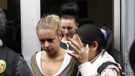 Melissa Reid (front) and Michaella McCollum (back) are escorted by police after leaving the public prosecutor's office in Callao, Peru, on 20 August 2013