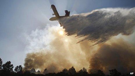 Plane drops water on forest fire near Vouzela, 23 Aug 13