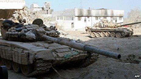 Syrian army tanks in Damascus suburb of Jobar (24 August 2013)