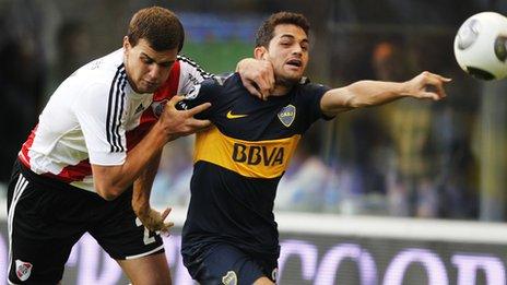 River Plate's Leandro Gonzalez Pieres (left) and Boca Juniors' Lautaro Acosta battle for the ball