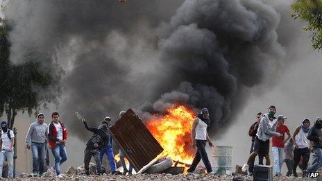 Protesters in Ubate erect burning barricades on 26 August 2013