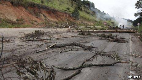 Tree trunks block a highway between highway between Puente Boyaca and Tunja on 26 August, 2013