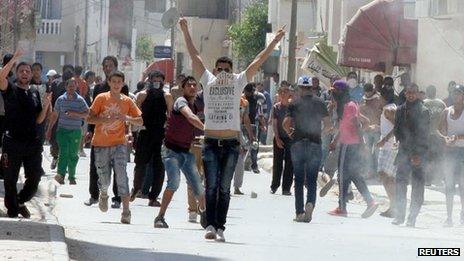 Ansar al-Sharia supporters clash with Tunisian security on 19 May 2013 in Ettadhamen