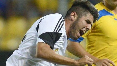 Jordi Amat winces against Petrolul Ploiesti