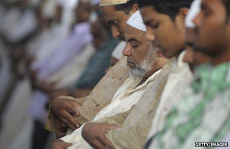 Indian Muslims praying
