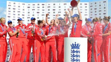 England lift the Women's Ashes