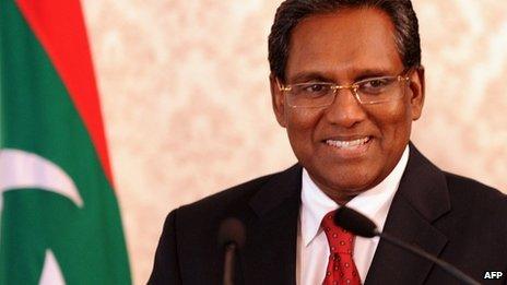 Maldives President Mohamed Waheed speaks to reporters at his office in Male.