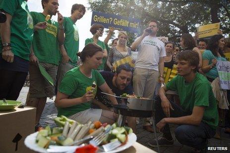 Green Party members and FDP members hold rival demos over meat