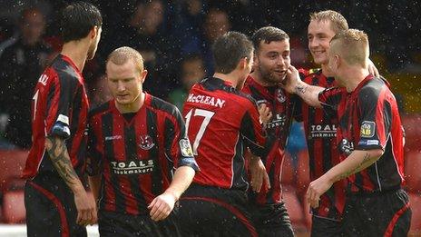 Crusaders beat Glentoran 3-0 at the Oval