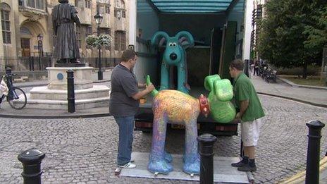 Gromit sculpture being loaded into a lorry