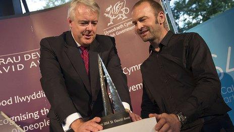 Carwyn Jones a Gideon Petersen gyda'r wobr