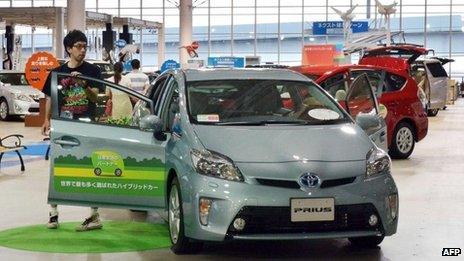 A customer looks at Toyota's hybrid Prius