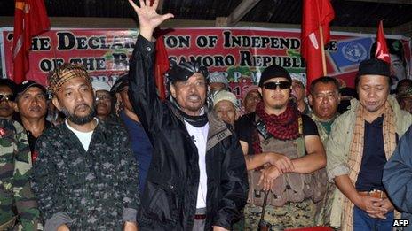 In this photo taken on 12 August 2013, Moro National Liberation Front (MNLF) leader Nur Misuari (C) addresses his armed followers in one of their camps in Indanan, Sulu, on the southern island of Mindanao