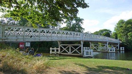 Whitchurch-On-Thames river bridge