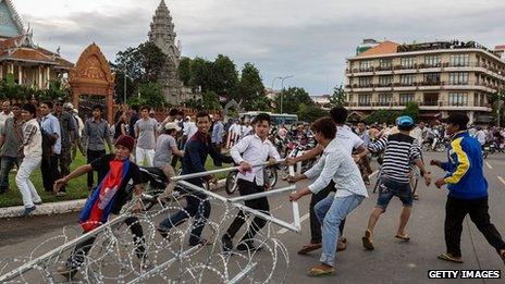 Protesters tear down police barricades in Phnom Penh (15 September 2013)