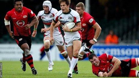 Plymouth Albion break through the Jersey defence