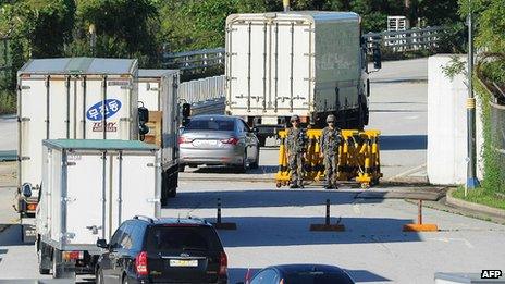 Vehicles pass through a border checkpoint in Paju to head back to the North's Kaesong industry complex (16 Sept 2013)