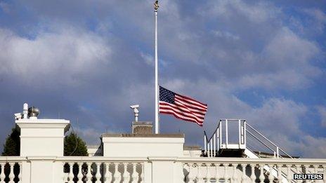 A flag flies at half-mast over the White House (16 September 2013)