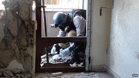 UN inspector collects samples in Damascus. 29 Aug 2013