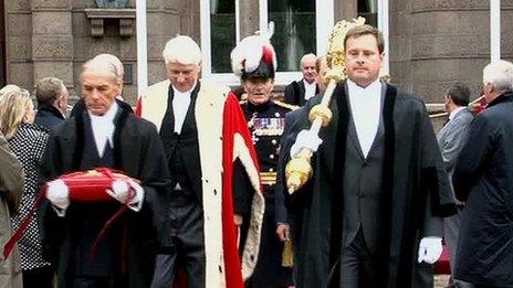 Royal Mace leaving the Royal Square