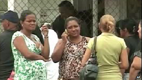 Relatives wait in front of Sabaneta prison on 17 September 2013