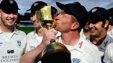 Paul Collingwood kisses the trophy