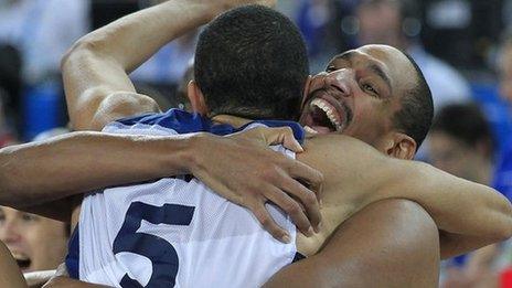 France's Nicolas Batum (left) and Tony Parker