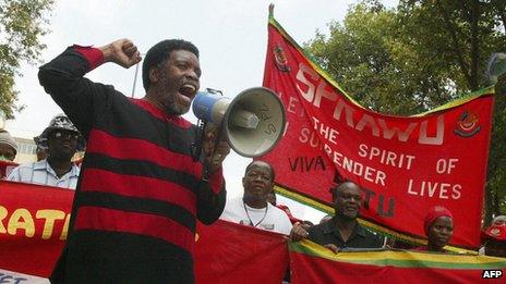 Jan Sithole, secretary-general of the Swaziland Federation of Trade Unions (SFTU) addresses a march through the streets of Mbabane 25 January 2004.