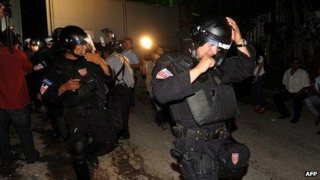 Riot police at the prison in Tonacatepeque on 24 September, 2013