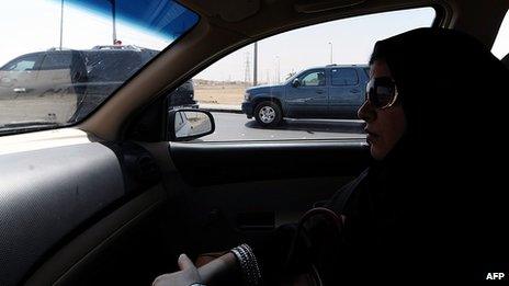 A Saudi woman sits in a vehicle as a passenger in Riyadh (22 Sept 2013)