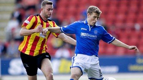 David Wotherspoon shields the ball from Christie Elliot