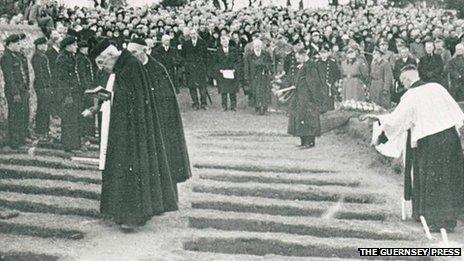 Mass funeral, Guernsey 1943