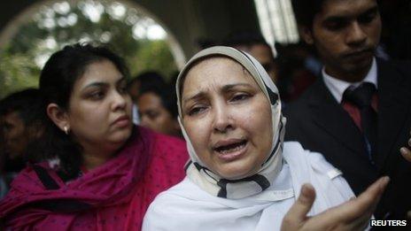 Farhat Quader Chowdhury, the wife of Salauddin Quader Chowdhury outside the court in Dhaka on 1 October 2013.