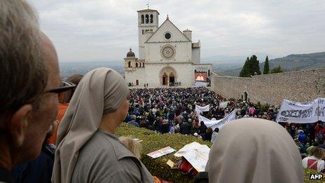 Faithful gather in front of the St Francis Basilica before a mass of Pope Francis as part of his pastoral visit on October 4, 2013 in Assisi.