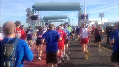 Runners on the barrage