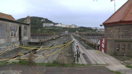 Walkway from Birnbeck Island across pier