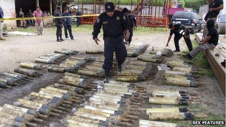 Policemen check some of the 213 anti-tank grenades found in El Congo, 50 km north of San Salvador on 8 October 2013