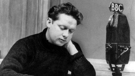 Dylan Thomas making a broadcast at the 鶹Լ in 1946