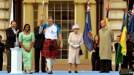 Alan Wells carries the baton from Buckingham Palace