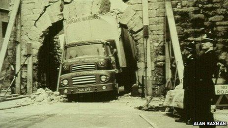 Lorry stuck under Newport Arch, 1964