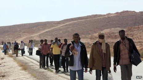 Migrants walking in Libya (Oct 2012)