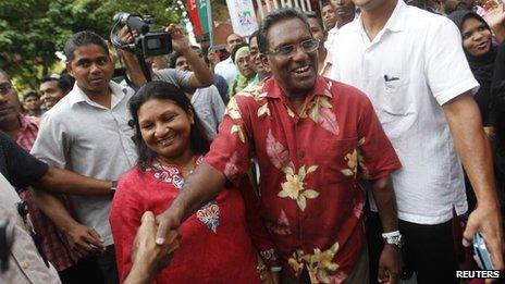 Maldivian presidential candidate and incumbent President Mohamed Waheed (C) shakes hands with supporters in Male