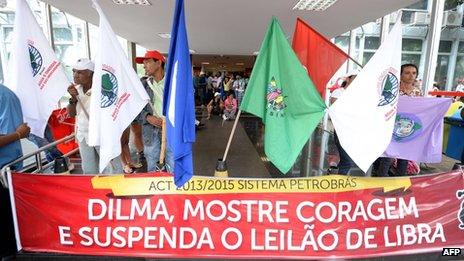 A banner reading "Dilma, show courage and suspend the auction" is displayed during the occupation of the Ministry of Mines and Energy by activists on 17 October, 2013