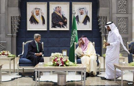 John Kerry and Prince Saud al-Faisal in Jeddah (25 June 2013)