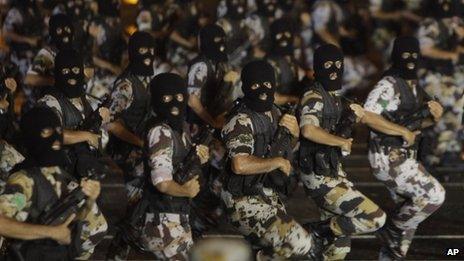 Saudi special forces take part in a military parade outside Mecca (9 October 2013)