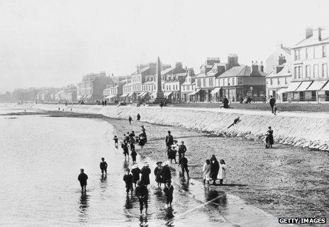 Helensburgh beach scene