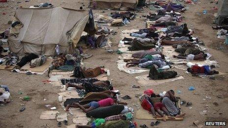 Ethiopian migrants sleep out in the open near a transit centre in Yemen while they wait to be repatriated (21 May 2013)